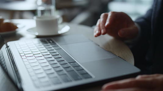 商务情侣会议咖啡馆在线笔记本电脑记事本视频的预览图