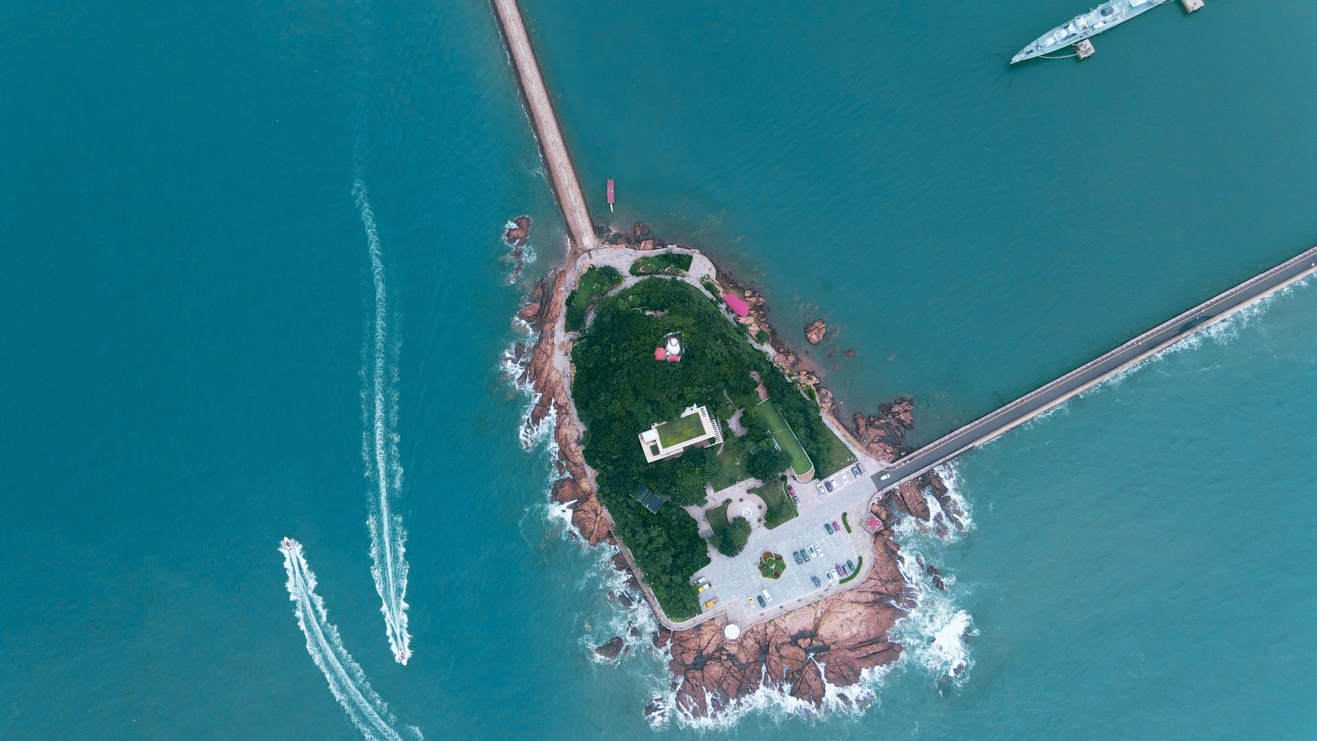 4k航拍蔚蓝的大海中的小岛和游轮驶过视频的预览图
