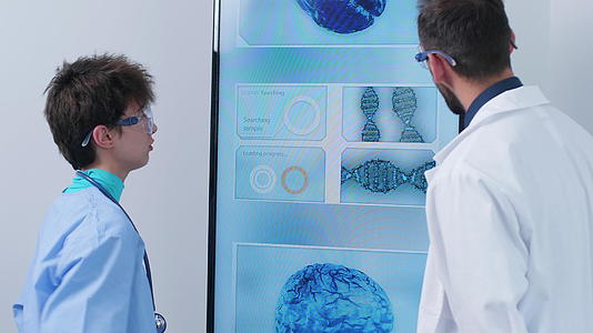 护士和医生在大屏幕显示器前的手持镜头分析3D脑模拟图象视频的预览图