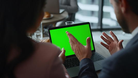 自由团队在咖啡馆远程工作场所进行绿屏笔记本电脑视频通话视频的预览图