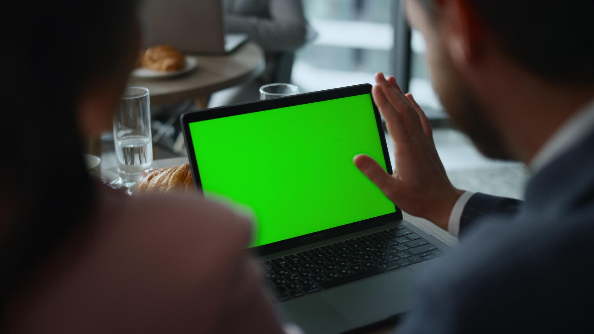 企业家夫妇在餐厅的绿屏笔记本电脑上进行视频通话视频的预览图