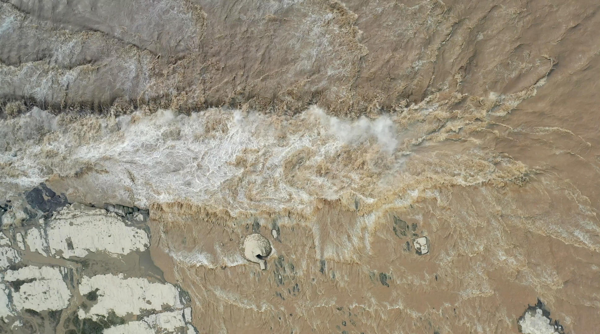 黄河壶口瀑布航拍4K视频视频的预览图