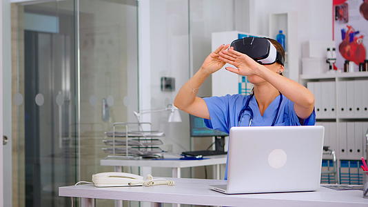 在医院使用医疗护士Vr体验虚拟现实的护目镜视频的预览图