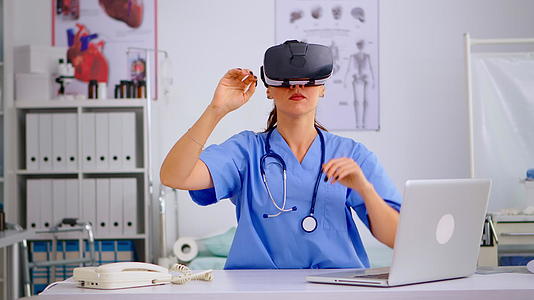 医生穿着虚拟现实视频的预览图
