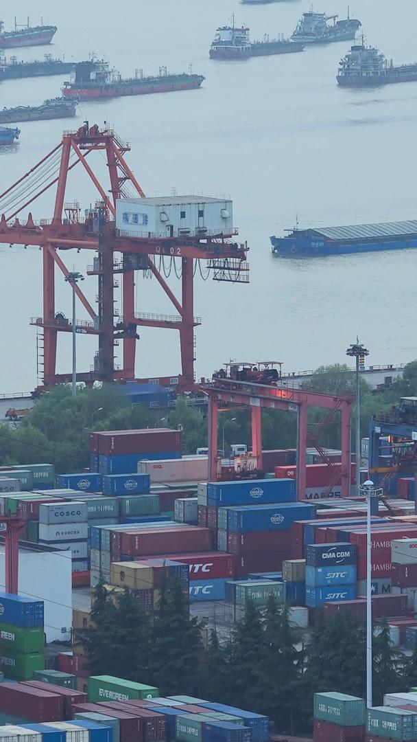 延迟摄影城市物流长江港口集装箱码头繁忙工作现场夜景素材视频的预览图