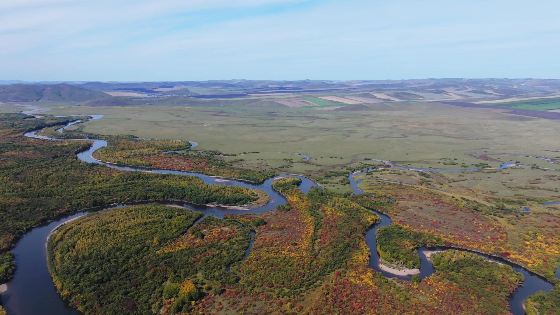 额尔古纳湿地公园4k航拍秋景视频的预览图