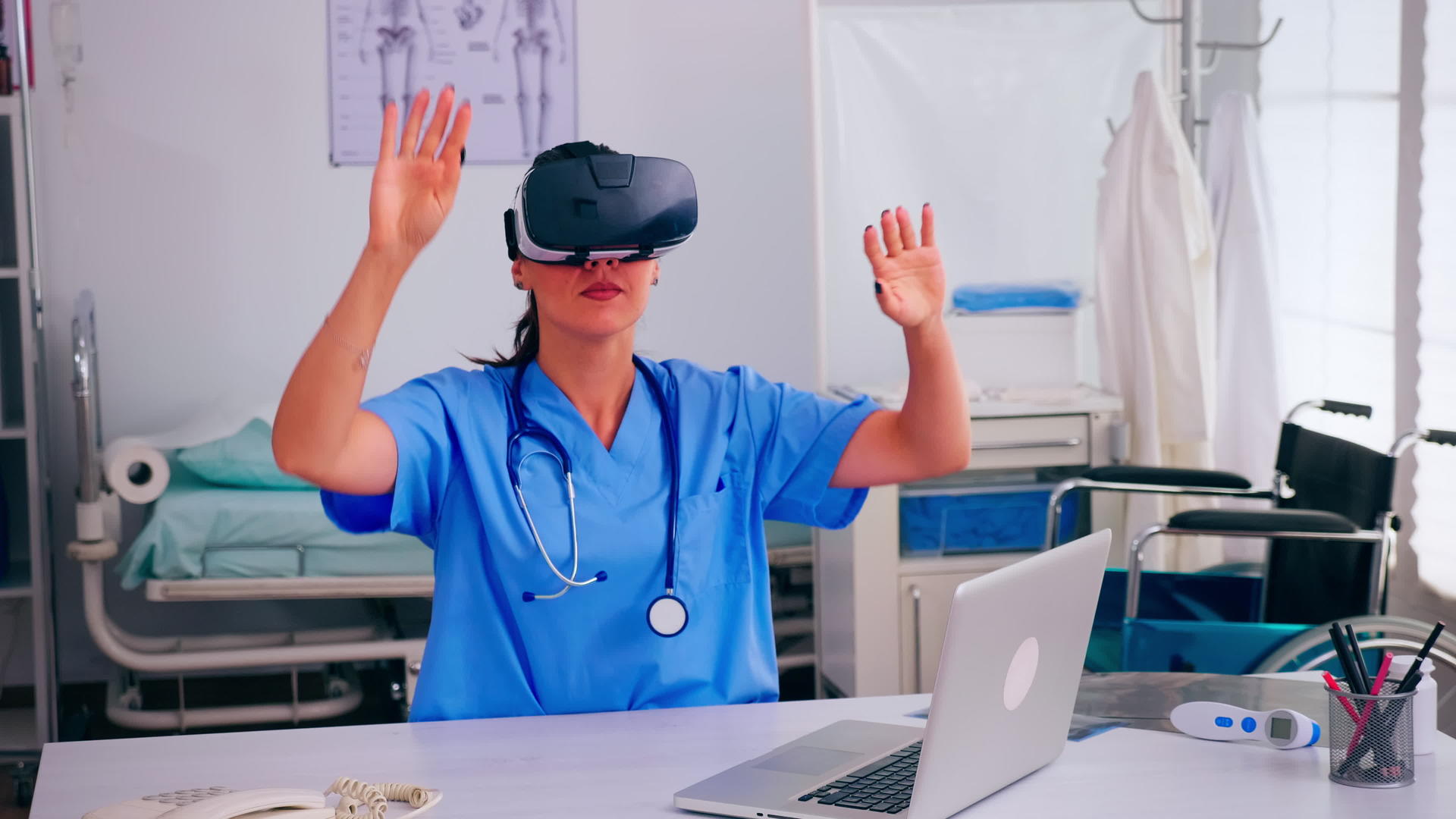 医生使用Vr护目镜体验虚拟现实医疗保健视频的预览图