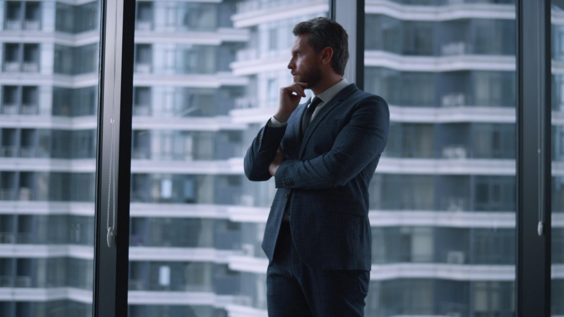 老板独自站在公司大楼里双手交叉思考职业生涯视频的预览图