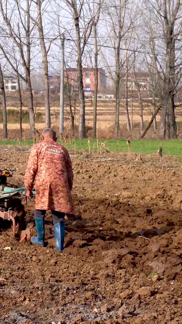 春耕机械手扶拖拉机农民耕耕地工作视频的预览图