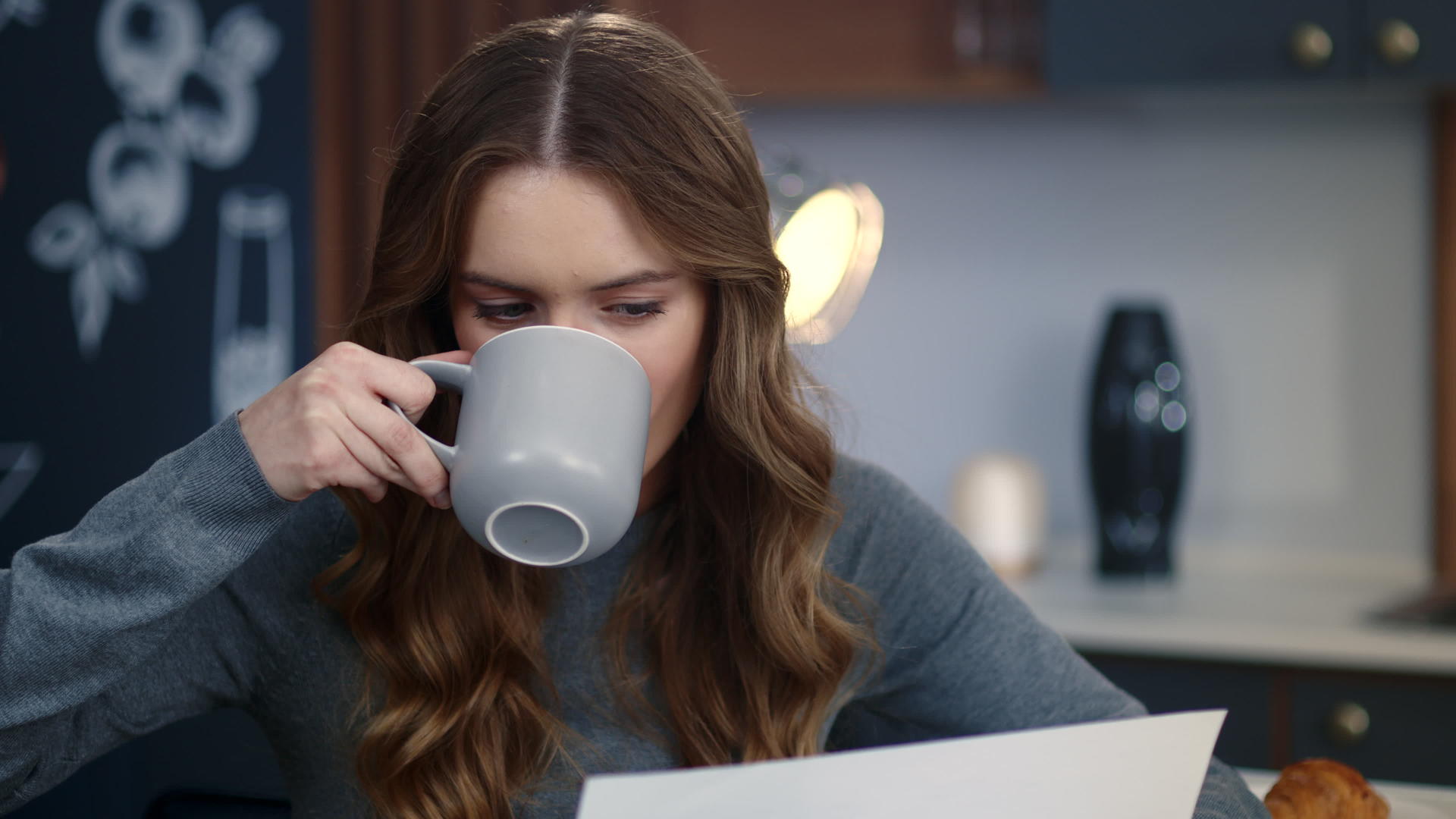 一边喝咖啡一边看财务报表的女子视频的预览图