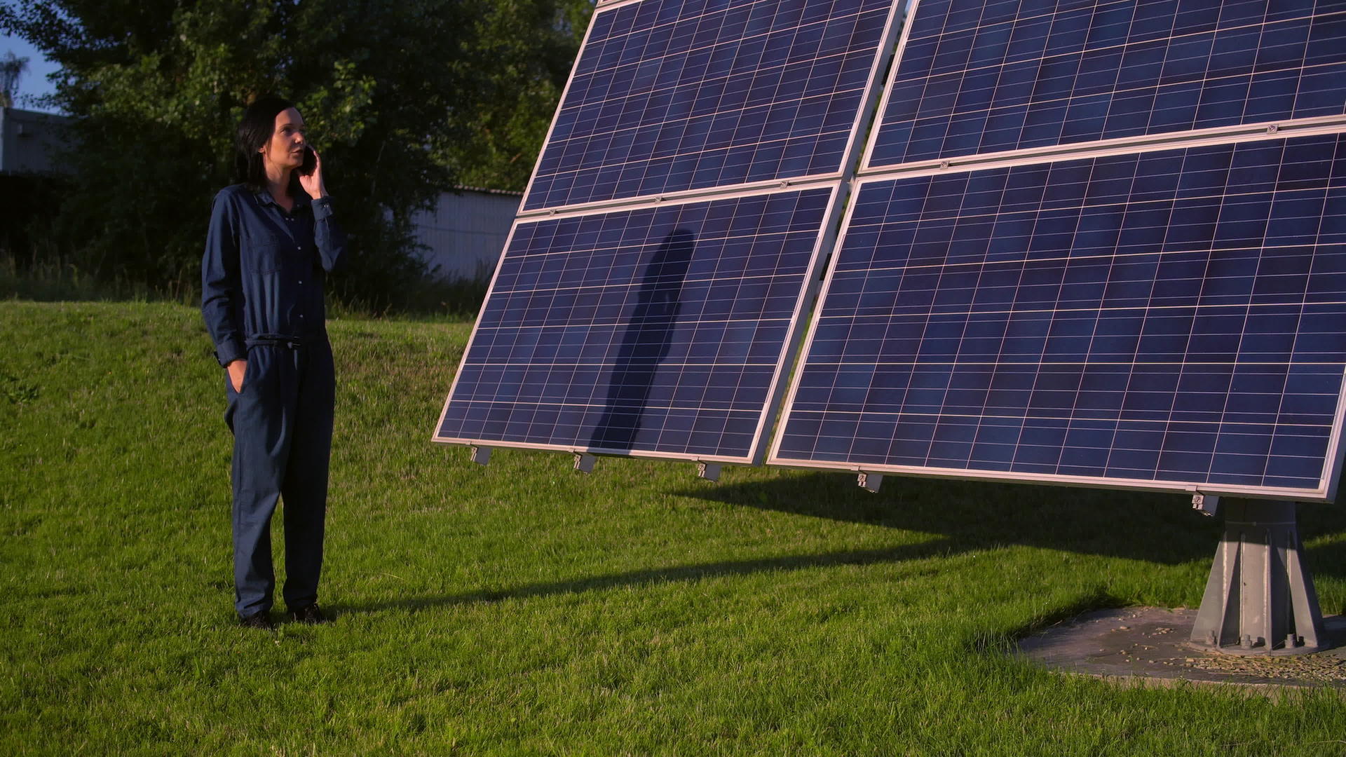 技术人员在太阳能电池板的电话上发言视频的预览图