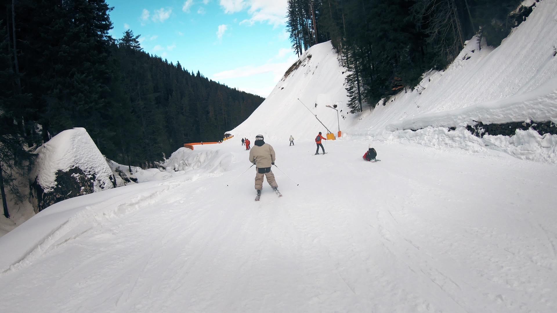 在斜坡上反向滑雪视频的预览图