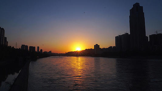 夕阳下的黄河视频的预览图