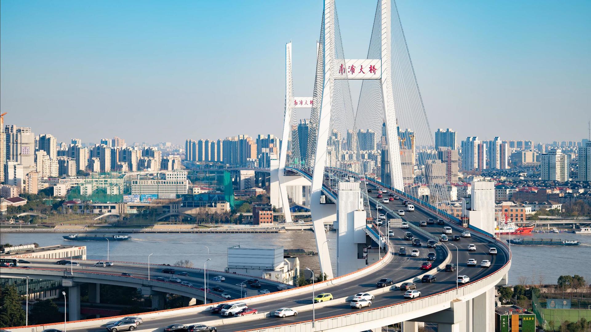 8k上海南浦大桥白天车流黄浦江轮船交通延时摄影视频的预览图