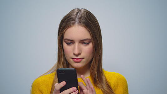 迷人美丽的女性使用智能手机视频的预览图