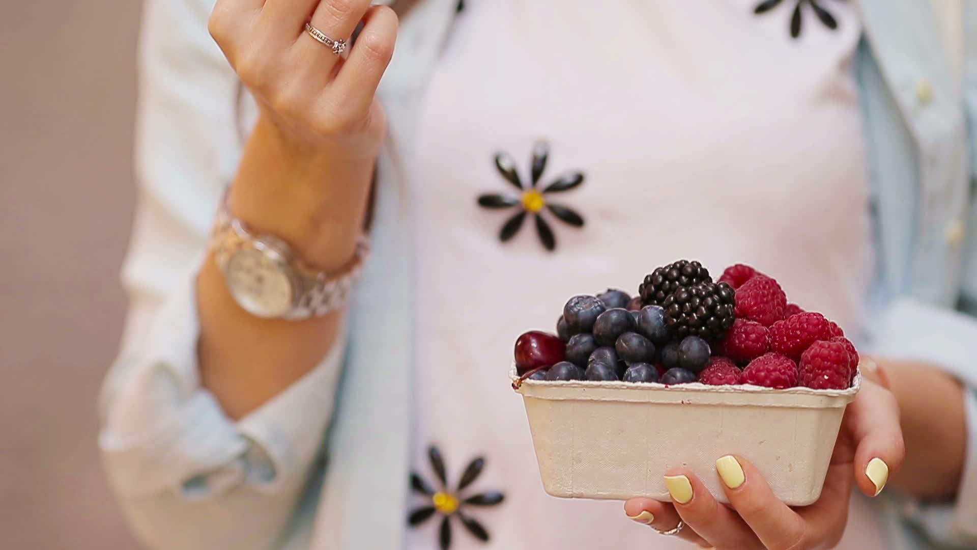 蓝莓覆盆子草莓樱桃和草莓樱桃以及女性手中的特写浆果水果市场视频的预览图