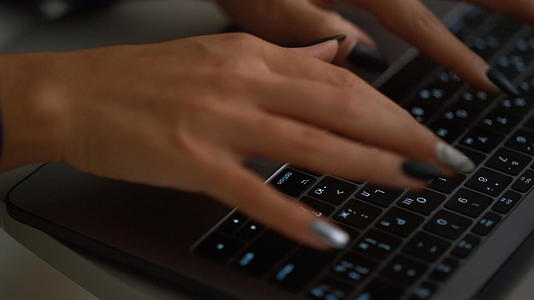 非裔美国妇女在商务办公室手打字笔记本电脑键盘视频的预览图