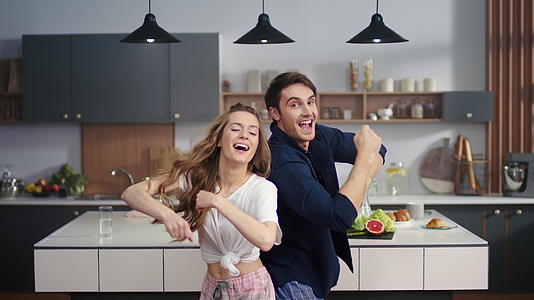 一对幸福的情侣在厨房跳舞视频的预览图