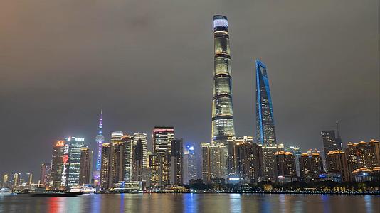 8k上海南外滩陆家嘴黄浦江城市夜景轮船延时摄影视频的预览图