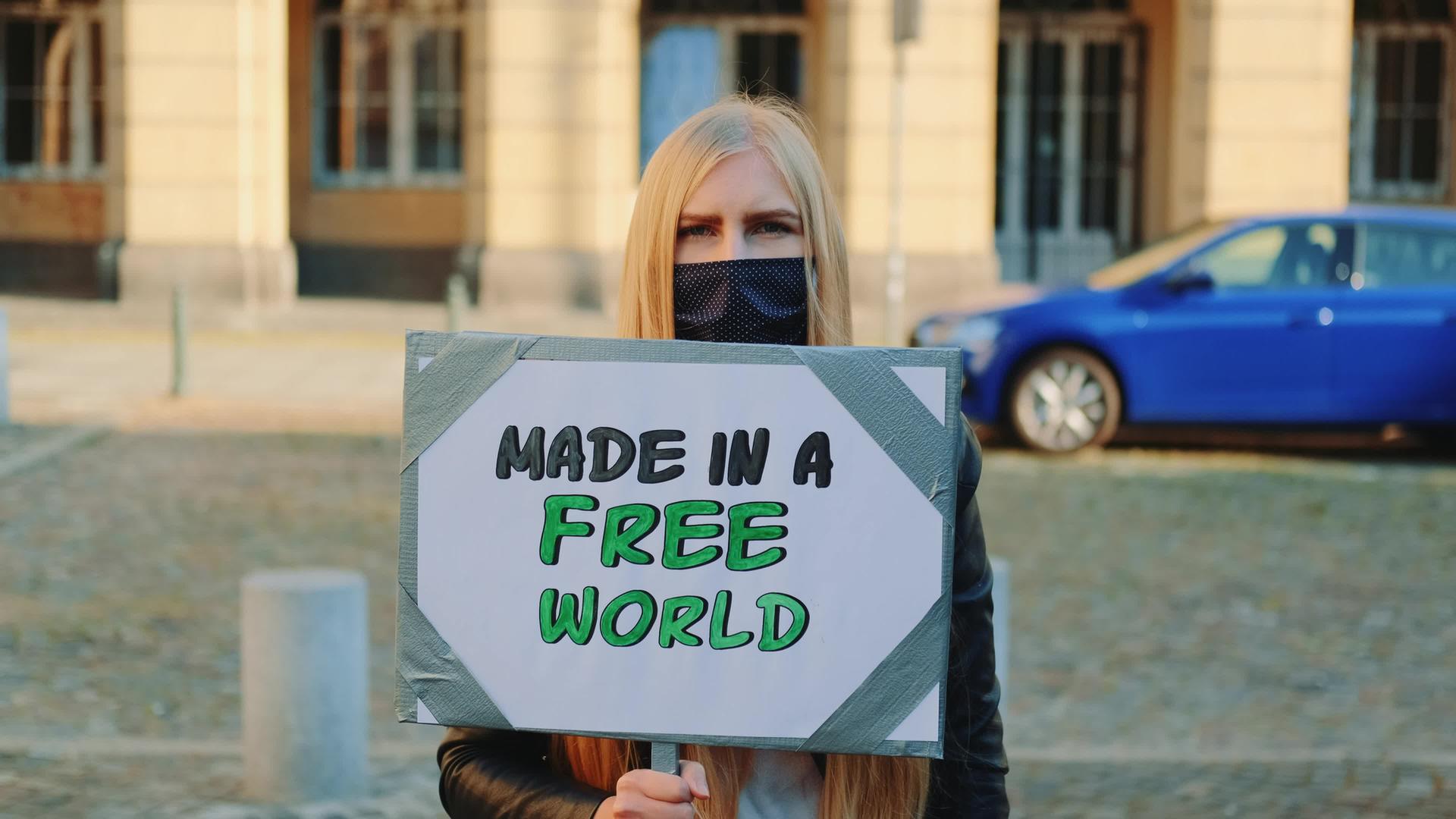 在一个自由的世界里制造——城市抗议的口号视频的预览图