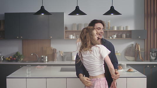 小情侣一起在厨房跳舞视频的预览图