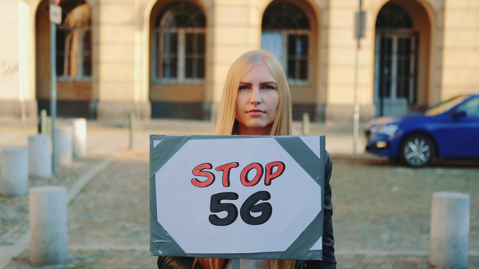 抗议5g互联网上的年轻女青年视频的预览图