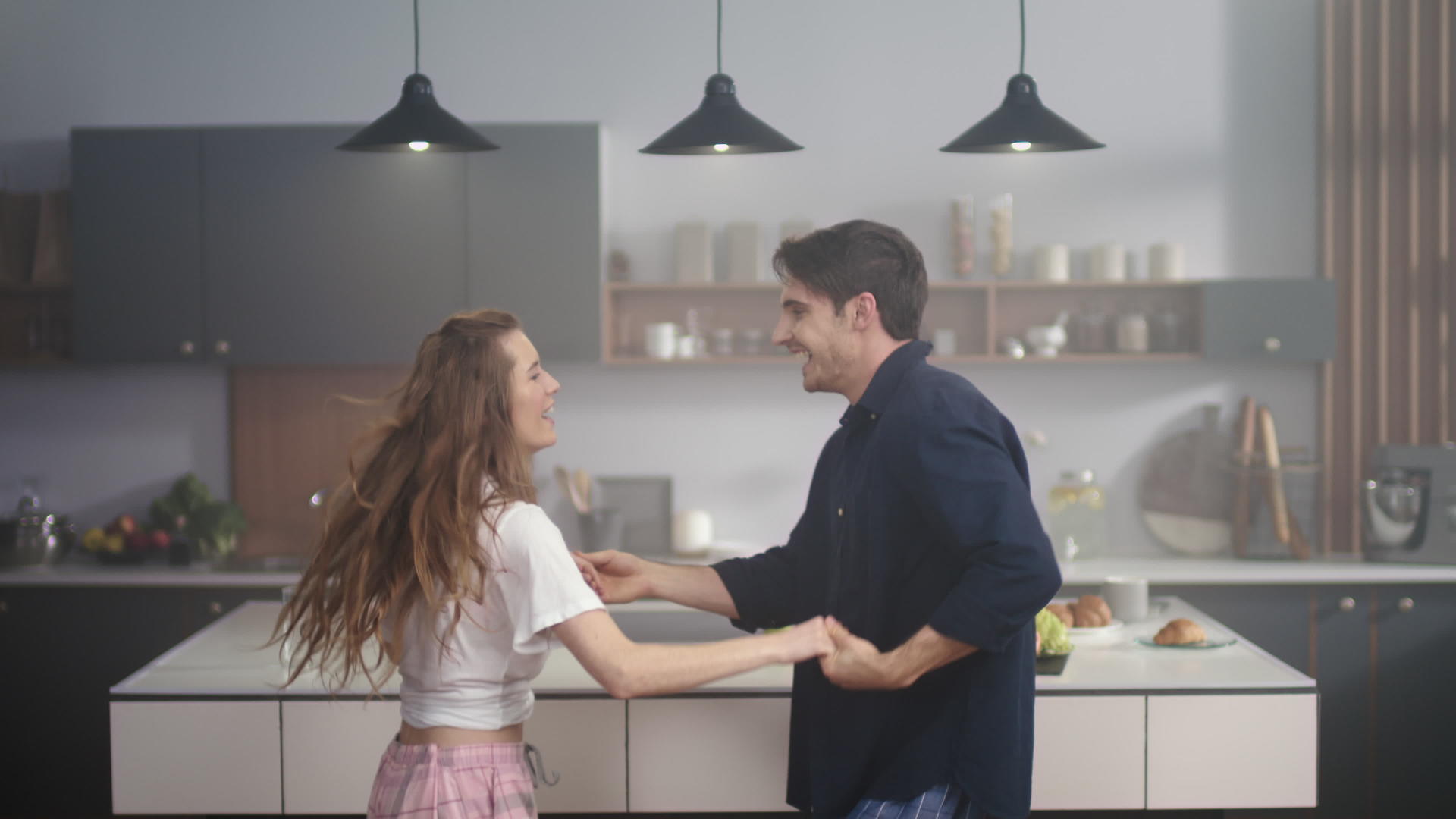 一对情侣在家庭厨房跳舞视频的预览图