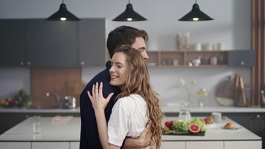 浪漫情侣在家拥抱厨房视频的预览图
