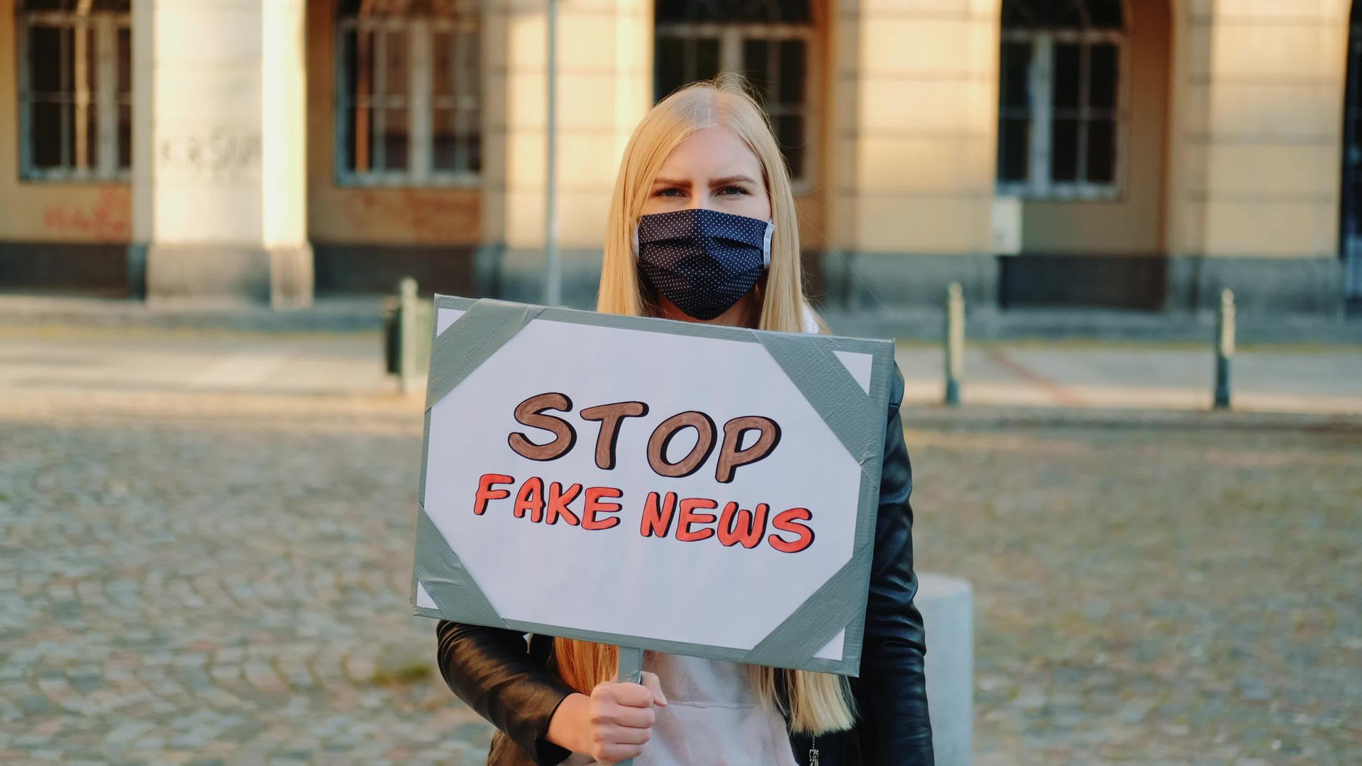 戴口罩的年轻女子抗议假消息视频的预览图