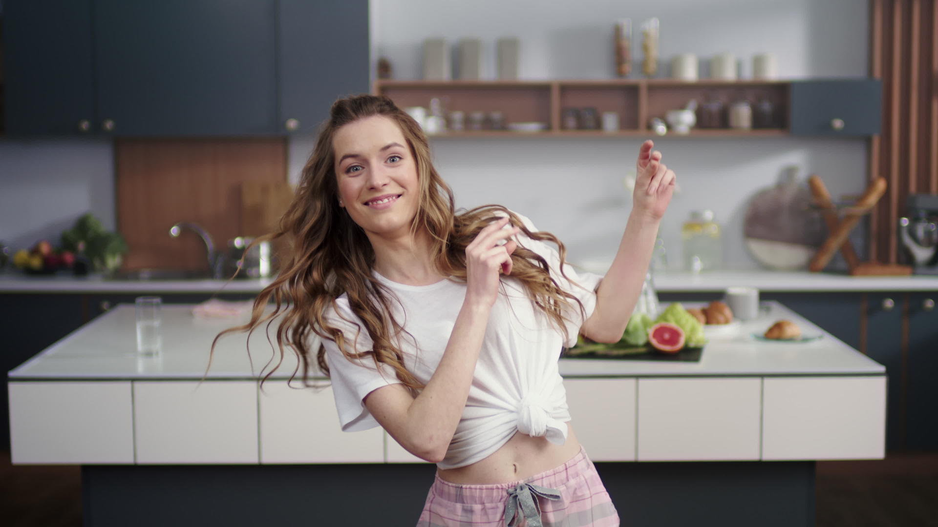 在厨房跳舞的快乐女人视频的预览图