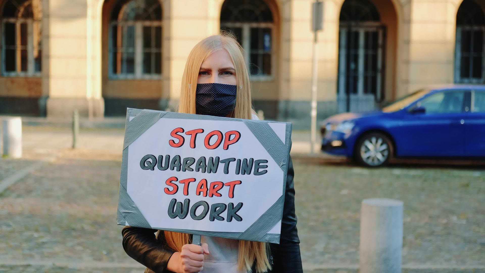 戴着面具的年轻女性呼吁停止并开始工作视频的预览图