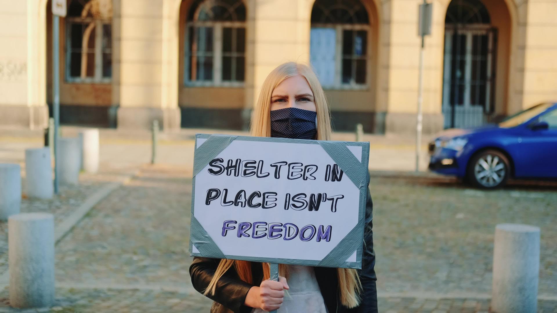 女性戴口罩抗议现有庇护所并不意味着自由；和；视频的预览图