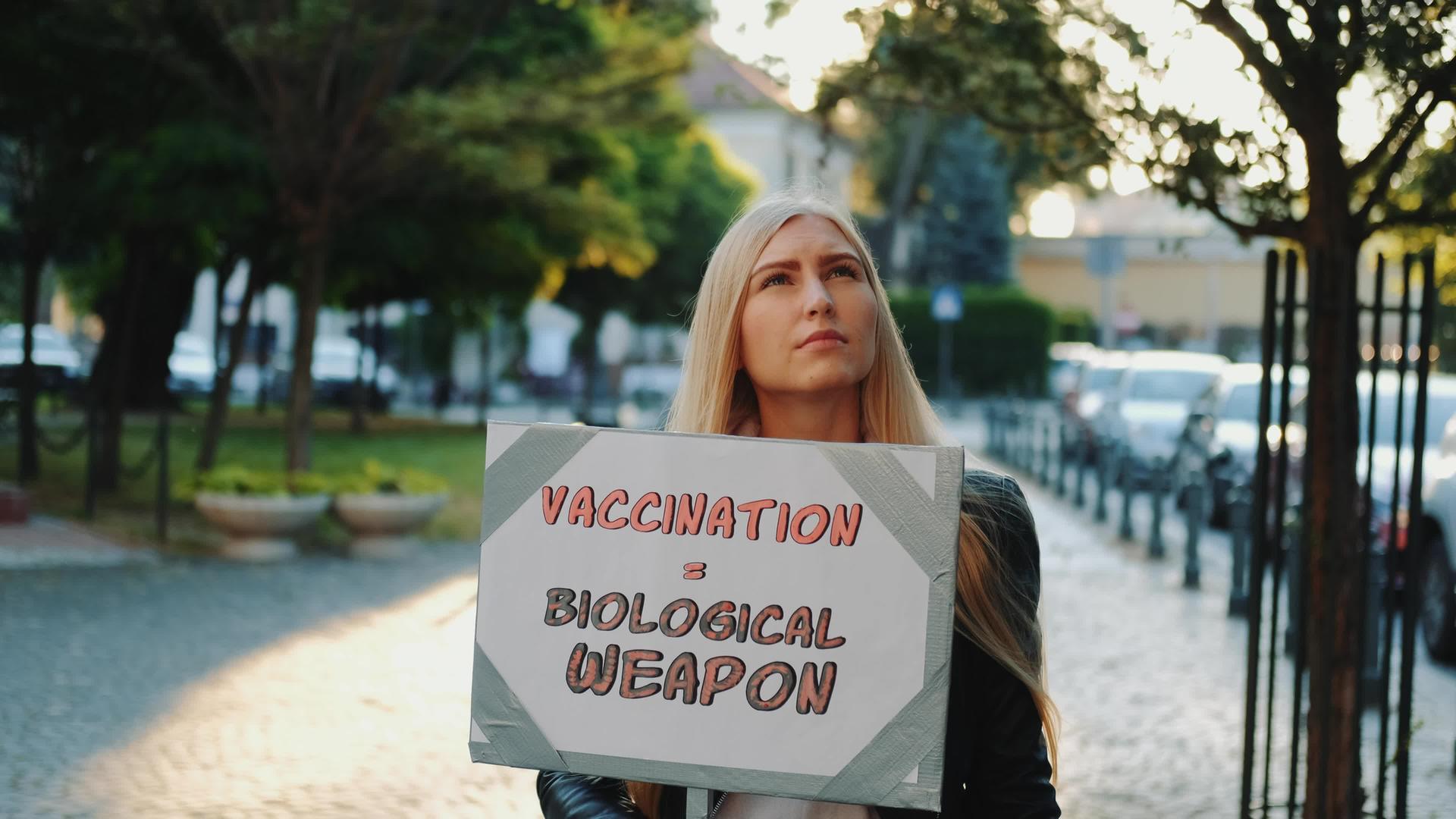 年轻女性抗议生物武器和其他疫苗的抗争视频的预览图