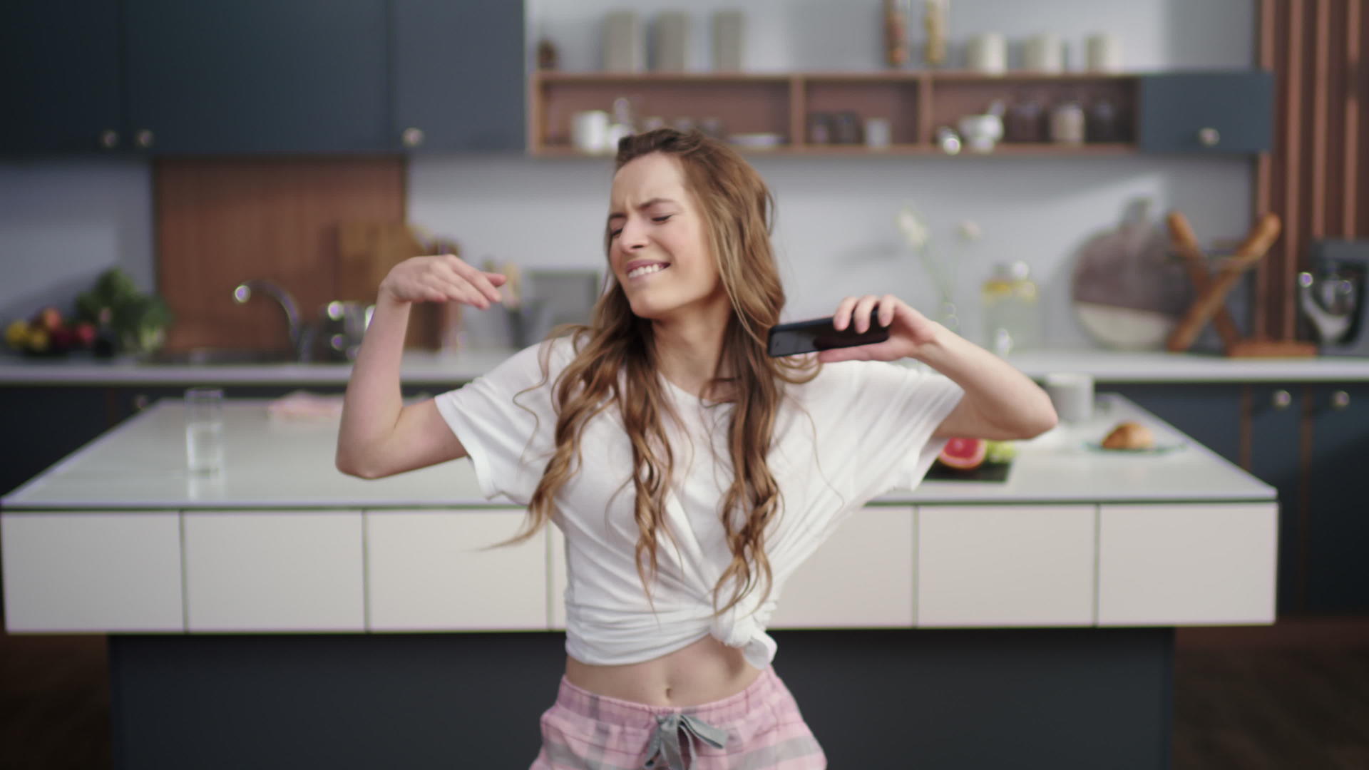 快乐的女人手里拿着遥控器在跳舞视频的预览图