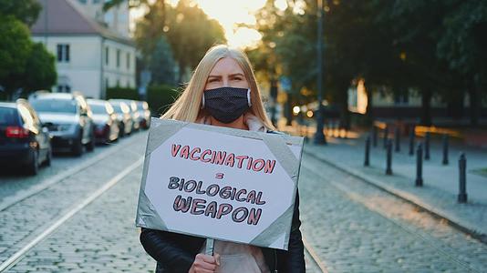 年轻女性抗议生物武器和其他疫苗的抗争视频的预览图