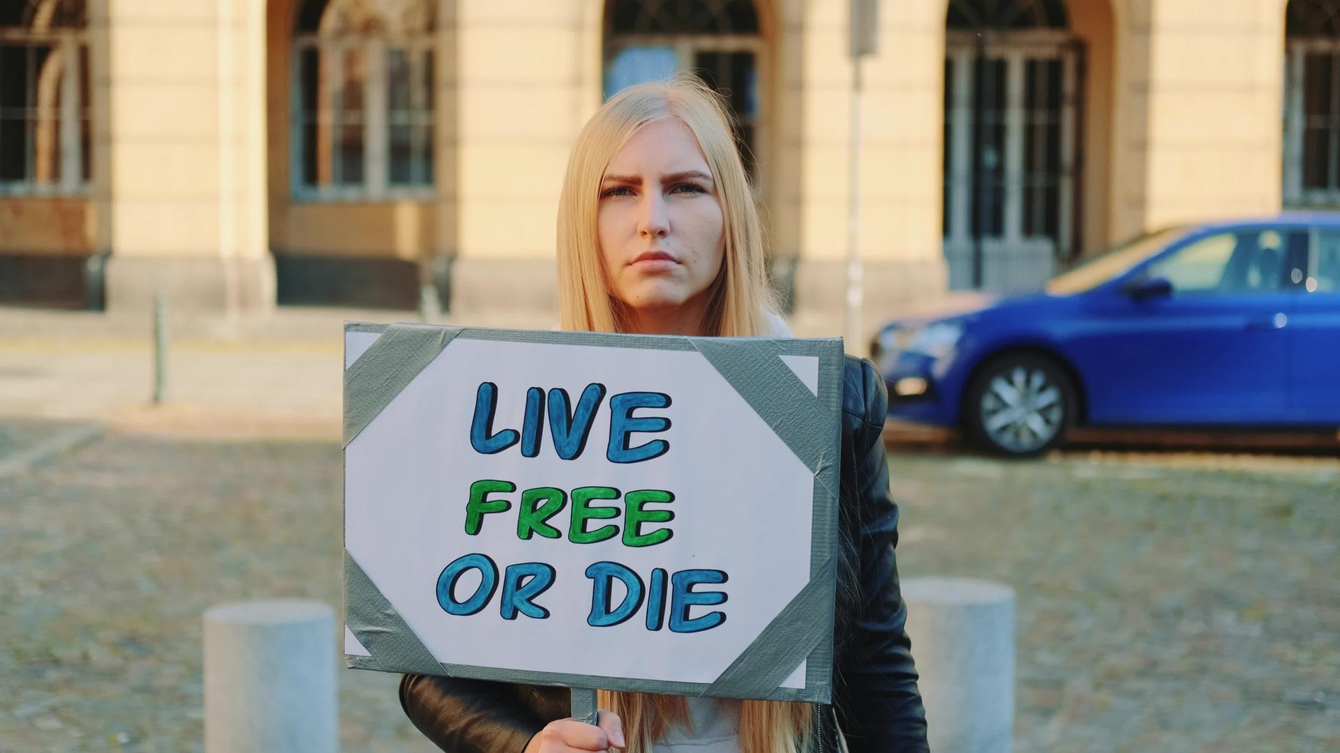 妇女在抗议的旗帜下呼吁自由或死亡视频的预览图