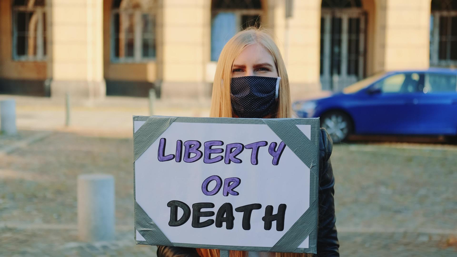 金发女性用抗议的旗帜呼吁选择自由或死亡视频的预览图