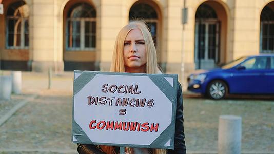 女性抗议与流水者同行反对平等共产主义的社会不和视频的预览图