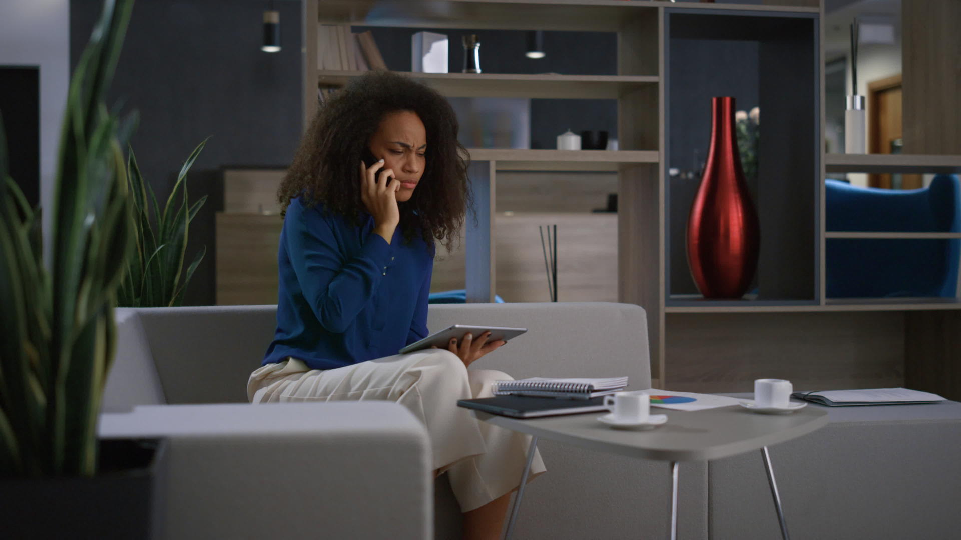 年轻的非洲裔美国妇女商务人士在办公室打电话远程工作的概念视频的预览图