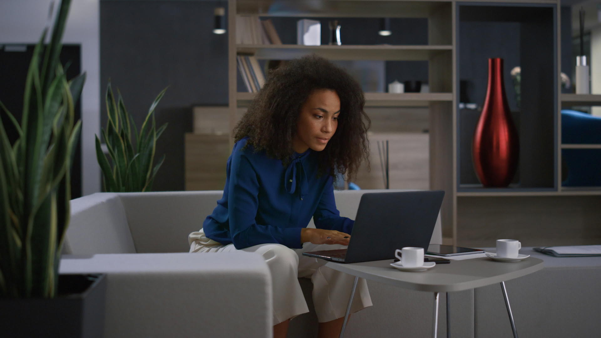 忙碌的非洲裔美国女商人在工作时在笔记本电脑键盘上打字喝咖啡视频的预览图
