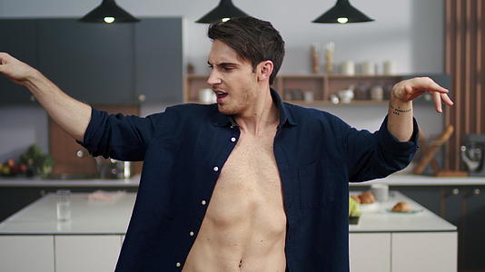性感的男人在现代厨房里跳舞视频的预览图