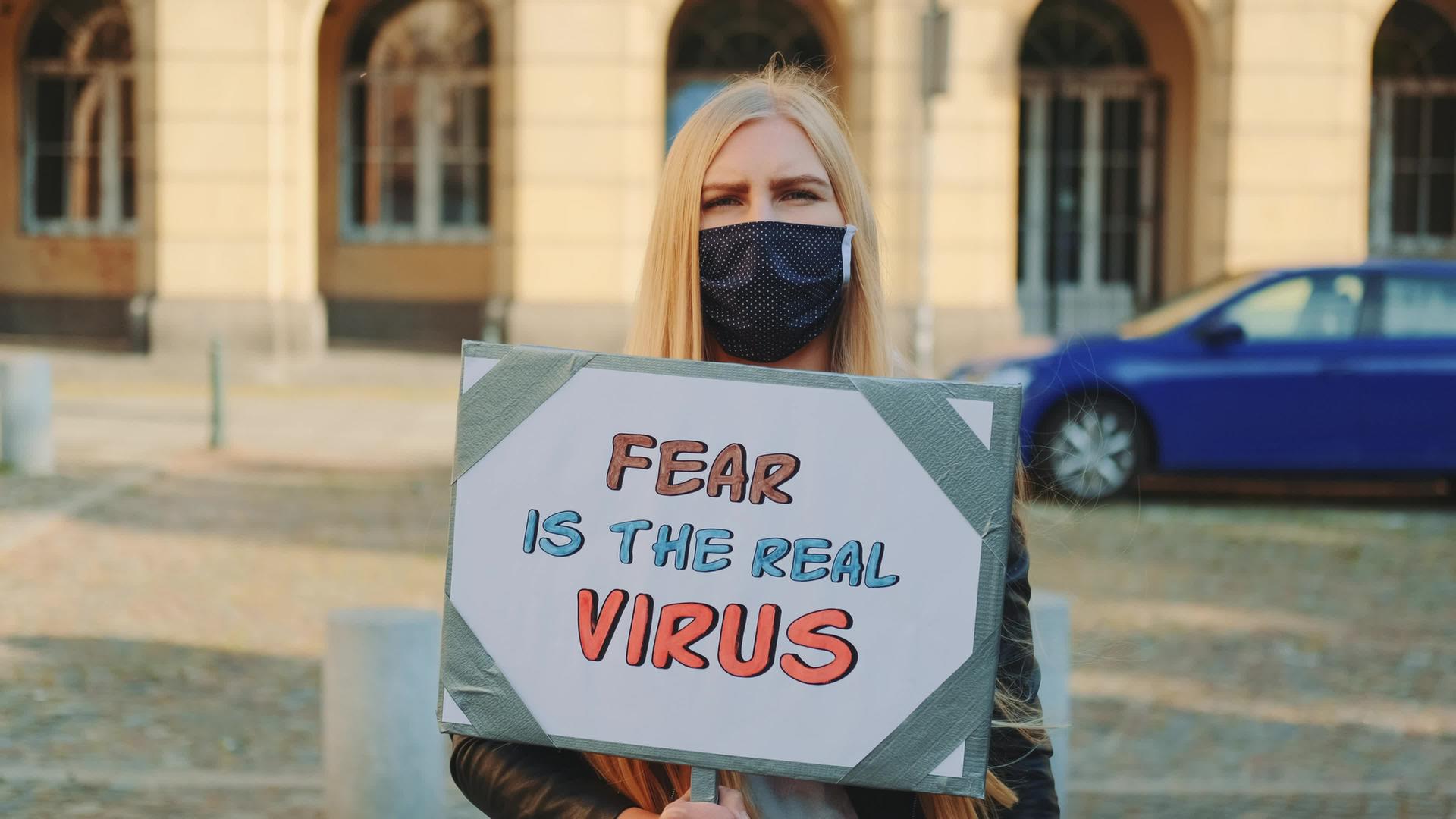 抗议恐惧是一场抗议游行真的在示威中被女人蒙上了面具视频的预览图