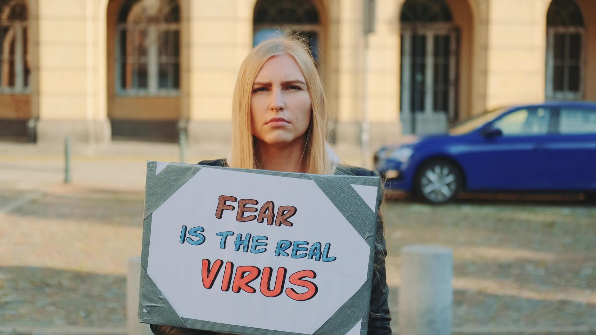 金发女人在反抗中游行视频的预览图
