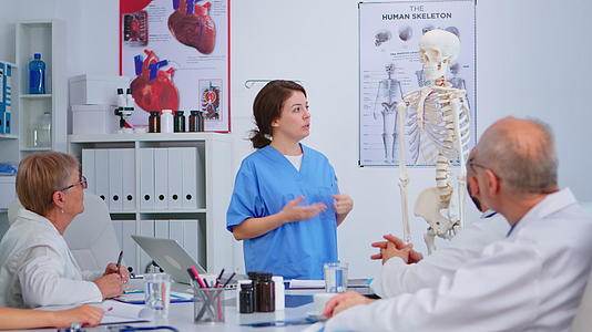 年轻的医疗护士介绍了脊椎解剖学和人类骨骼模型视频的预览图