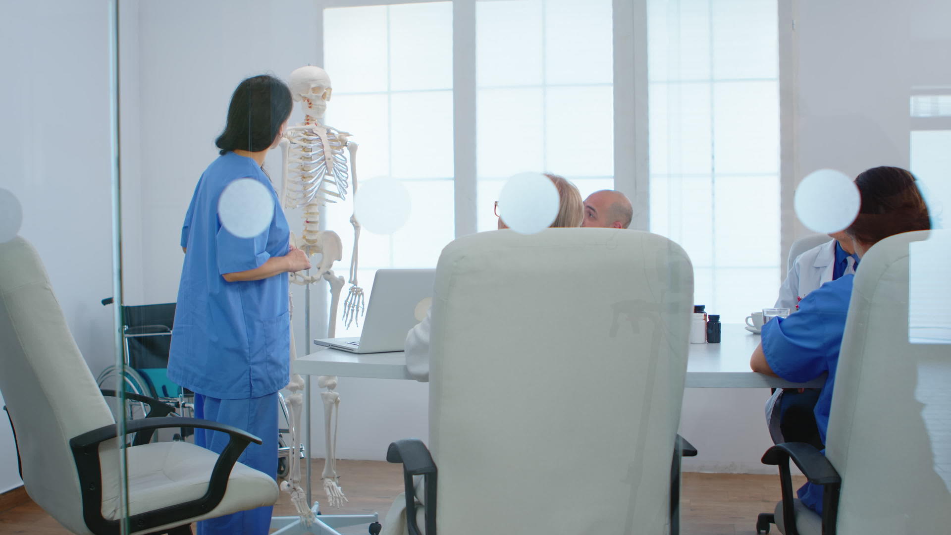 医护人员指向人类骨骼的子宫颈视频的预览图