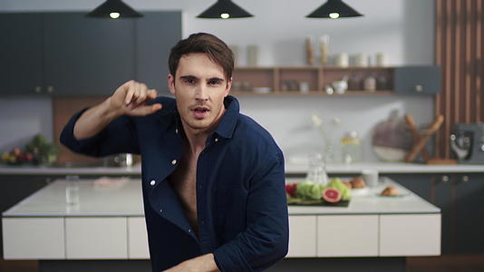男人在厨房的背景下跳舞视频的预览图
