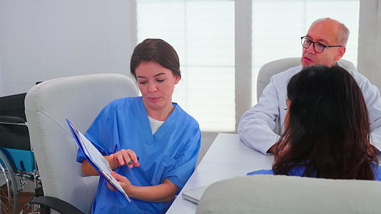 女护士用剪贴板解释诊断视频的预览图