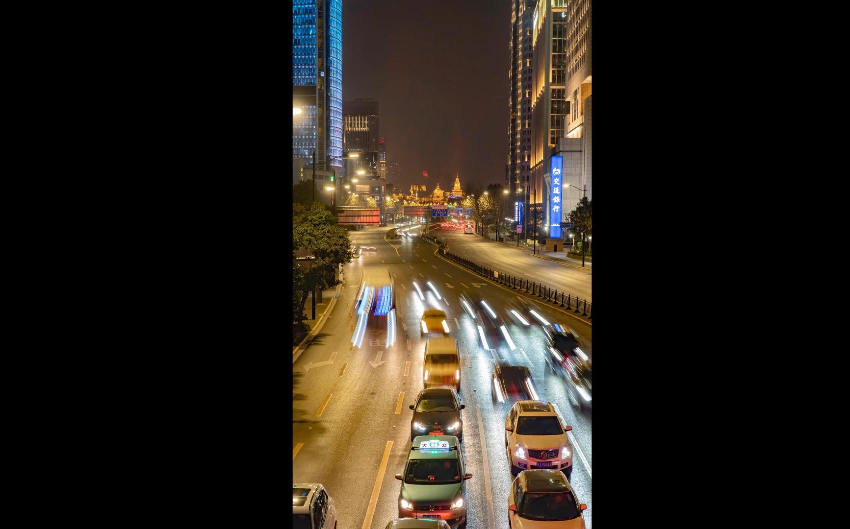 8k竖拍上海外滩交通马路车流夜景流光延时摄影视频的预览图