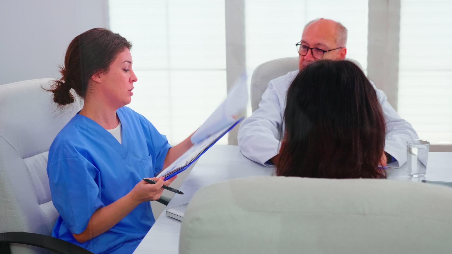 医疗助理向医生介绍患者诊断的工作人员视频的预览图