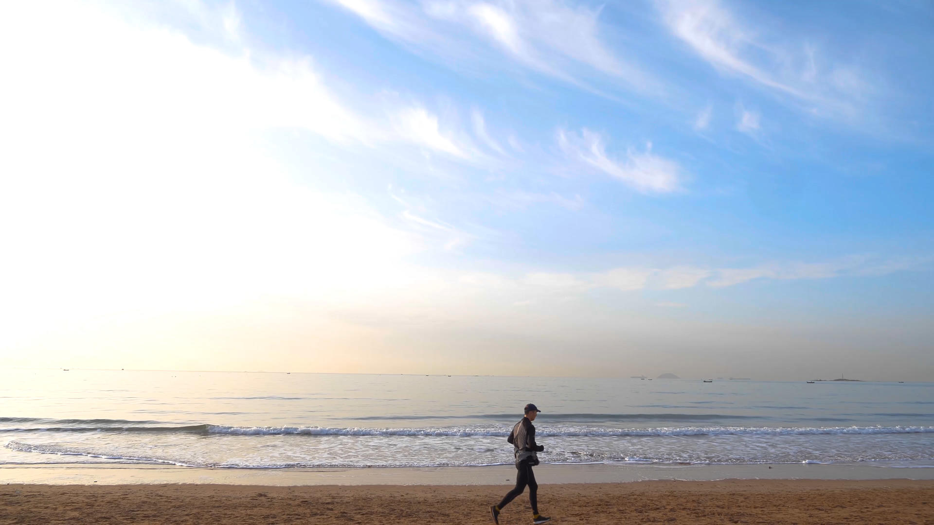 4k清晨海边跑步运动的市民视频素材视频的预览图